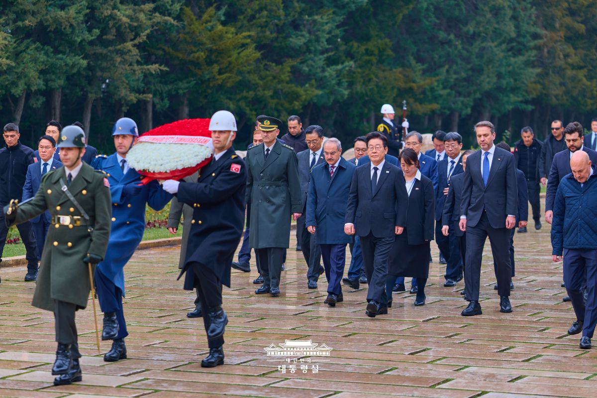 튀르키예 국부 묘소 헌화